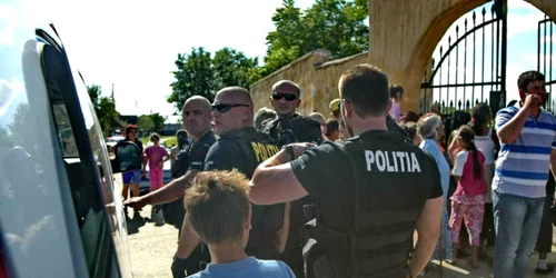 Polițiștii aveau misiunea să o țină la distanță pe Carmen Bejan