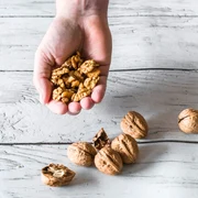 Un pumn de nuci Foto California walnuts jpg