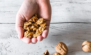 Un pumn de nuci Foto California walnuts jpg
