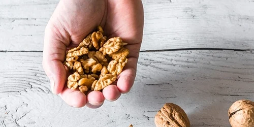 Un pumn de nuci Foto California walnuts jpg