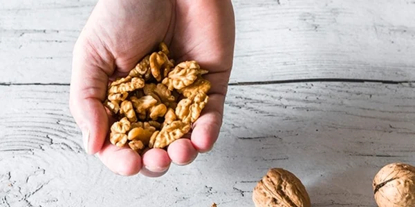 Un pumn de nuci Foto California walnuts jpg