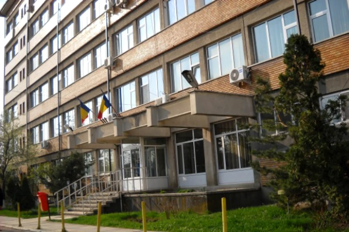 
    Spitalul Județean Buzău, locul unde s-au luptat cei doi medici.  