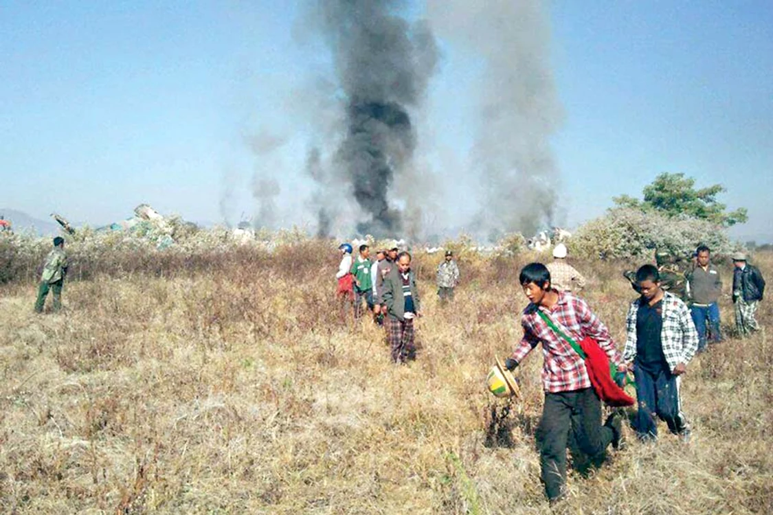După ce s-a prăbuşit, avionul care se rupsese în două arăta ca o epavă (Fotografii: afp/ reuters)