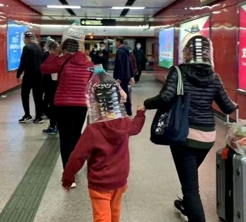 O familie s-a „îmbrăcat” în plastic, în speranța că se va proteja de coronavirusFoto: Twitter