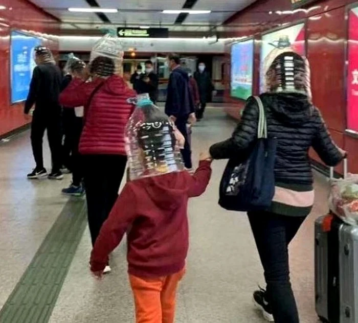 O familie s-a „îmbrăcat” în plastic, în speranța că se va proteja de coronavirusFoto: Twitter