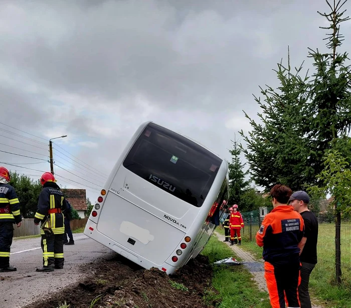 Autobuzul a rămas suspendat în șant FOTO: ISU Harghita