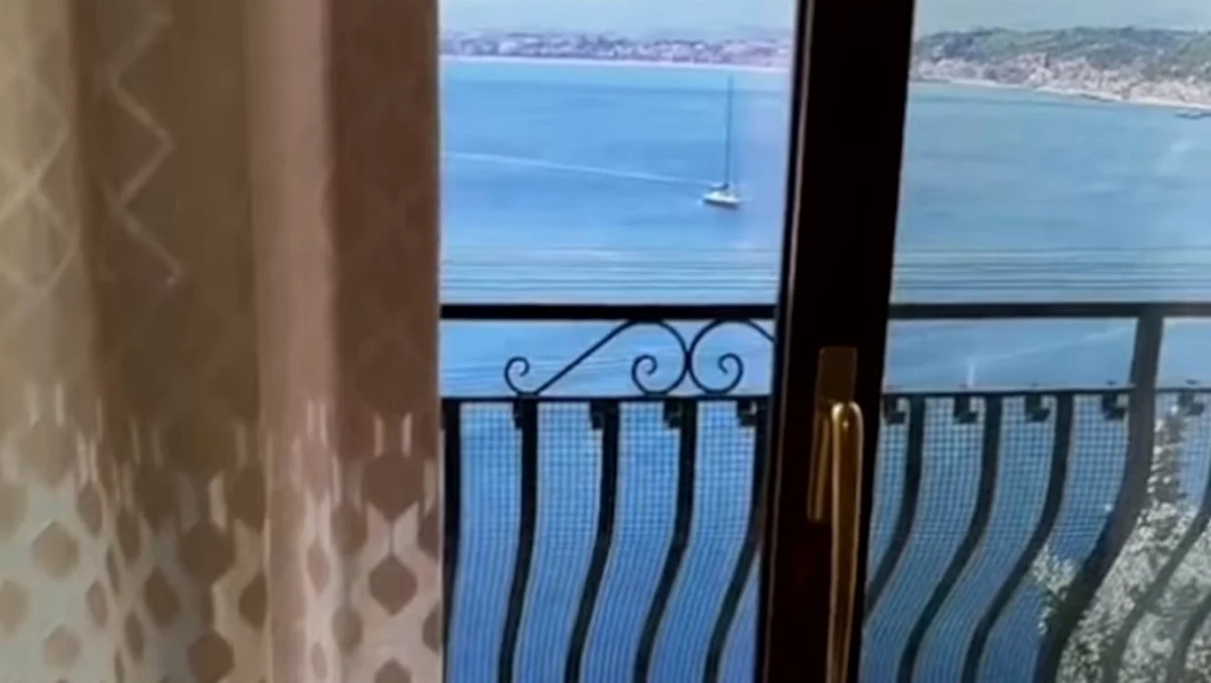 Turista a plătit pentru o cameră cu vedere la mare / foto: TikTok