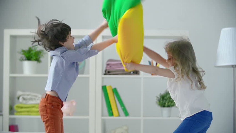 Experiment social fete vs. băieți: Ce fac copiii atunci când sunt lăsați singuri în casă și nesupravegheați, timp o săptămână