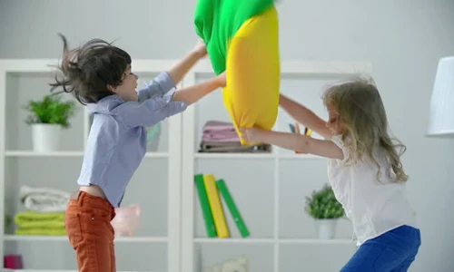 1 copii la joaca jpg jpeg