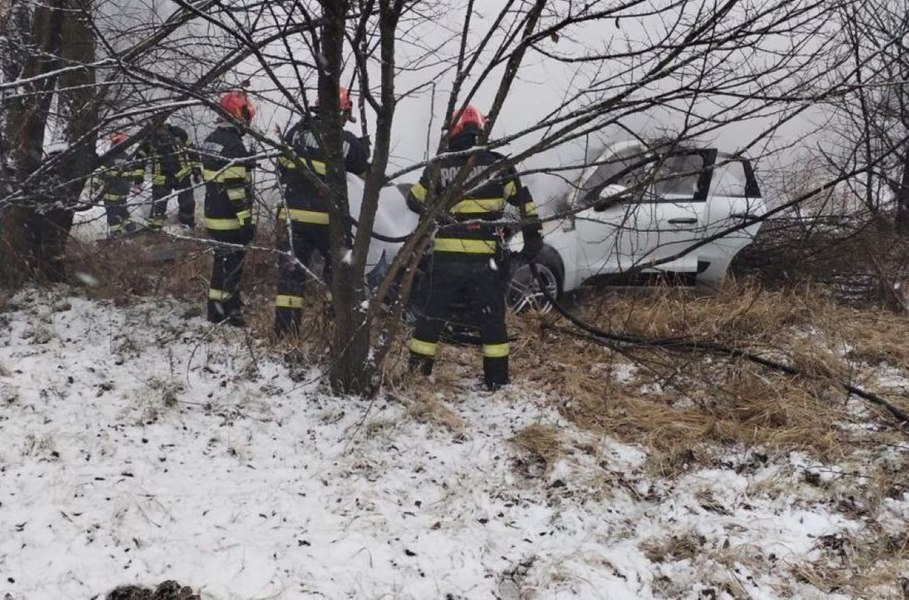 Accident cumplit în Piteşti. Două persoane au murit carbonizate după ce maşina lor s-a răsturnat şi a luat foc