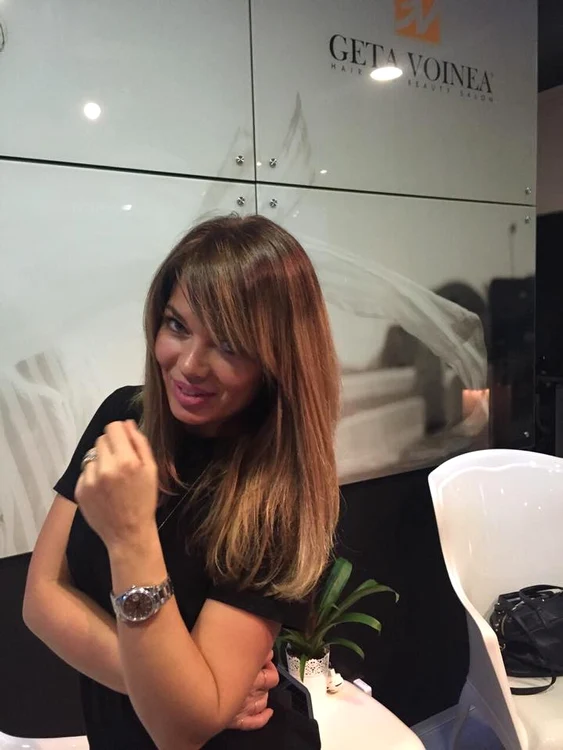 Gina a apelat la un tratament de refacere a structurii păruluiFoto: Arhivă personală