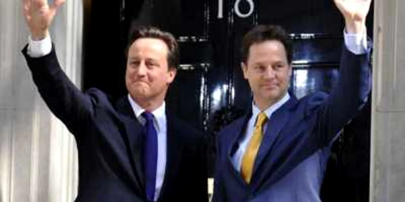 Vice-premierul Nick Clegg şi premierul David Cameron. / Foto: EPA