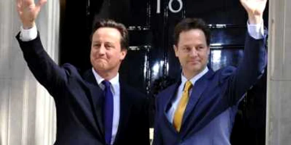 Vice-premierul Nick Clegg şi premierul David Cameron. / Foto: EPA