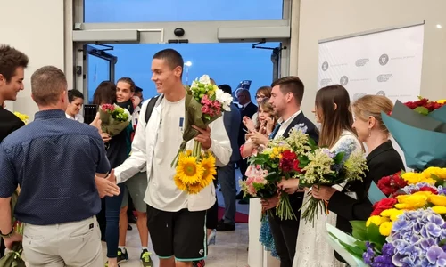 David Popovici la revenirea in tara dupa ce a devenit dublu campion mondial la inot la Budapesta (3) jpg