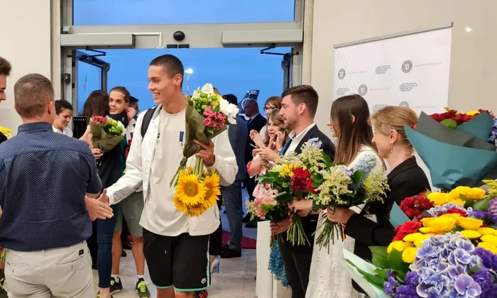 David Popovici la revenirea in tara dupa ce a devenit dublu campion mondial la inot la Budapesta (3) jpg