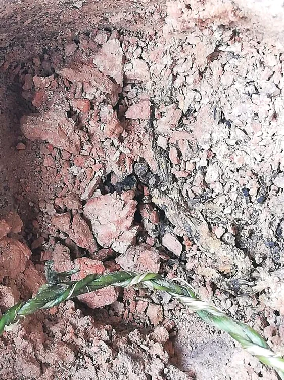 Primul şnur obţinut experimental, comparat cu cel preistoric. FOTO: Ana Ilie, arheolog