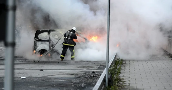 Pompierii suedezi încearcă să stingă o maşină cuprinsă de flăcări FOTO Reuters