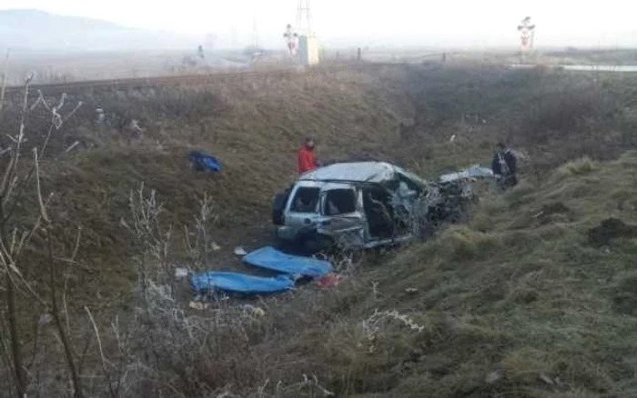 Autoturismul a fost spulberat de tren. Foto: ISU Braşov