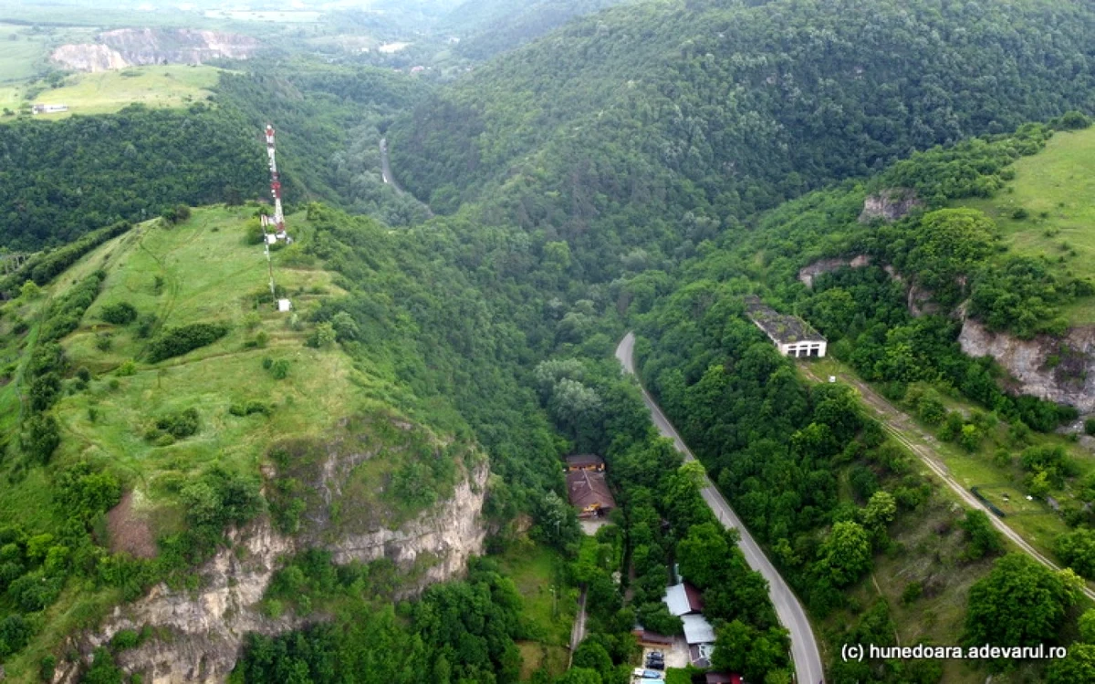 Dealul Sânpetru (stânga) şi dealul Căpruţa (dreapta)