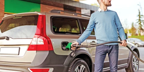 4 front carburanti poza mare jpg