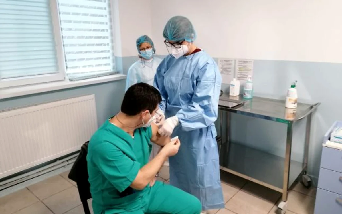 Persoanele obeze, cu diabet şi boli renale au prioritate la vaccin