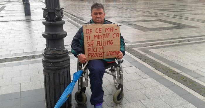 Gabriel Moritz protestează legat cu lanţuri în faţa Primăriei Reşiţa FOTO CRISTIAN FRANŢ