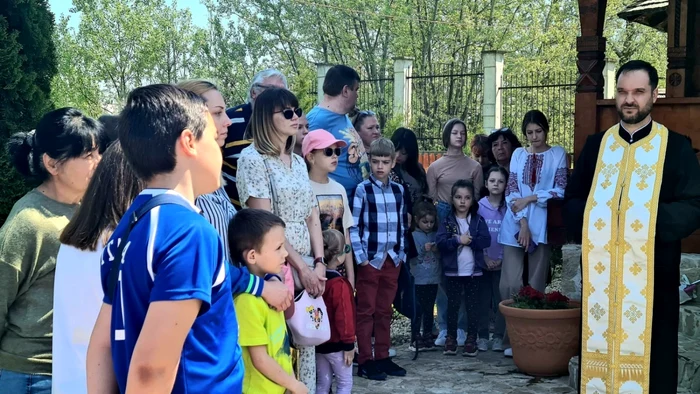 La slujbă au participat peste 60 de refugiaţi FOTO: Arhiepiscopia Argeşului şi Muscelului