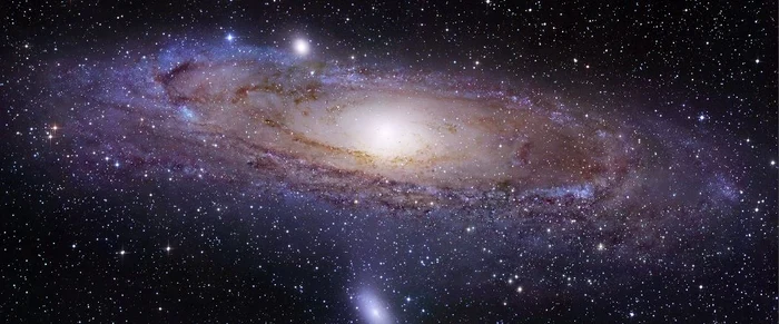 Galaxia Andromeda este aflată la 2.5 milioane de ani lumină de PământFoto: NASA