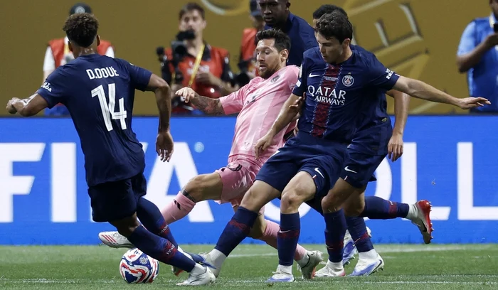 Lionel Messi (roz) s-a oprit în optimile competiției (FOTO: EPA)