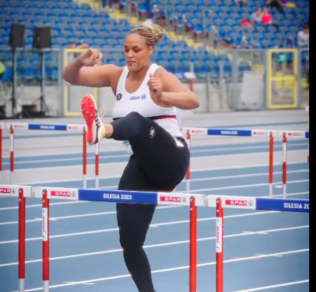 Scene inedite la Campionatul European de Atletism. O campioană la aruncarea greutății, nevoită să alerge în cursa de 100 m garduri VIDEO