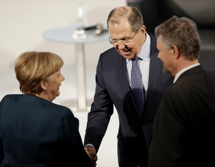 Cancelarul german Angela Merkel dă mâna cu şeful diplomaţiei rus, Serghei Lavrov
