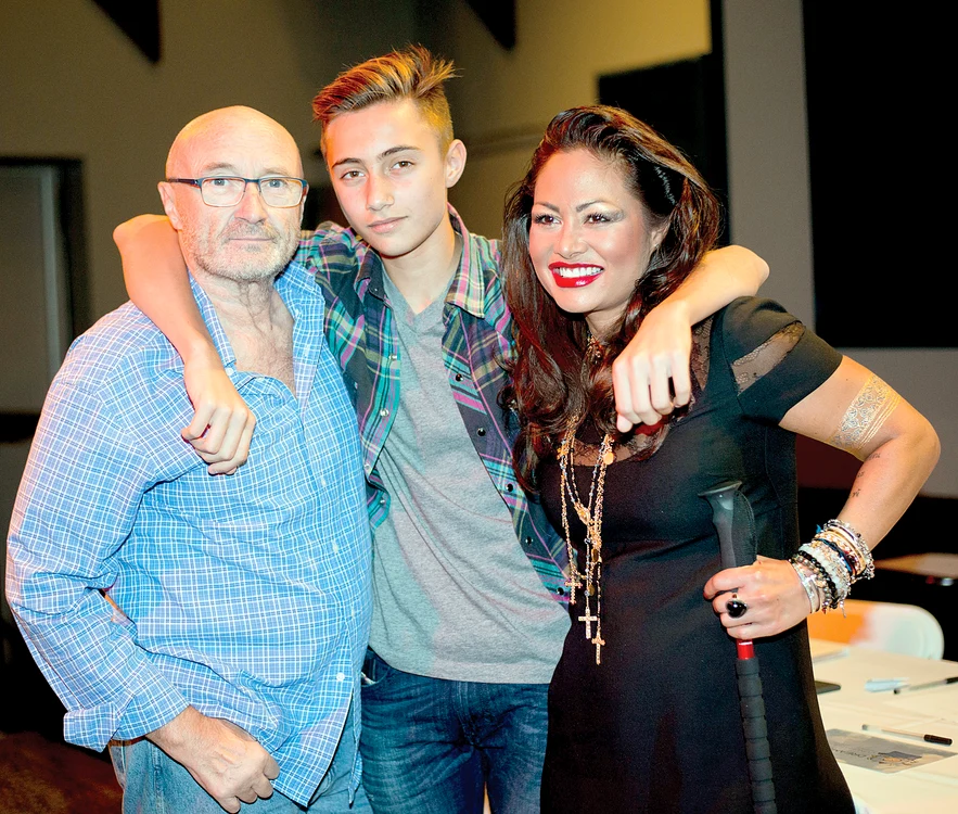 O familie care s-a regăsit: Phil Collins, Nicholas şi Orianne Cevey, la finele lui 2015fotografii: Guliver / splashnews