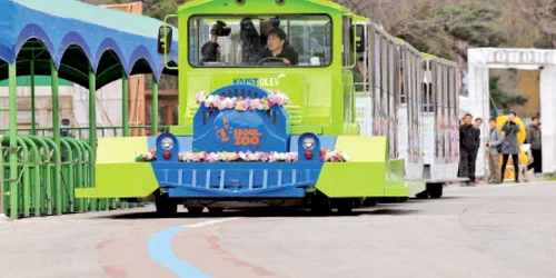 Vehiculul electric wireless a fost pus în funcţiune săptămâna trecută, într-un parc de distracţii din sudul capitalei Seul 