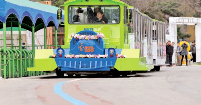 Vehiculul electric wireless a fost pus în funcţiune săptămâna trecută, într-un parc de distracţii din sudul capitalei Seul 