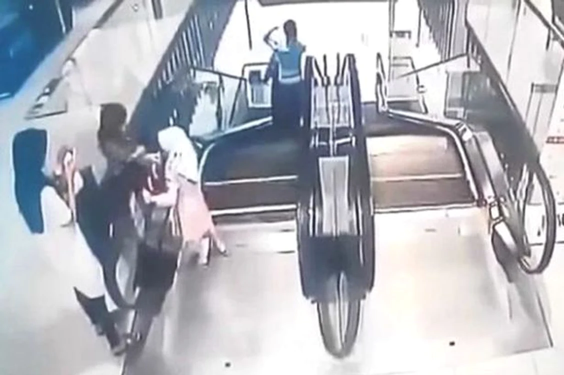 Copilul se juca pe scări când a căzut în golcaptură video