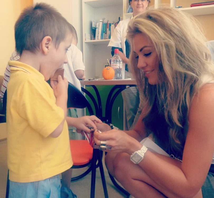 Erika Kirk în 2012 alături de un copil în Constanța. Foto: Instagram 
