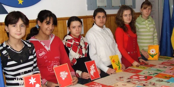 Mărțișoarele și felicitările sunt făcute de copiii cu deficiențe de auz
