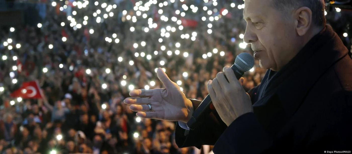 Erdogan adresându-se susținătorilor săi la Istanbul, după alegeri