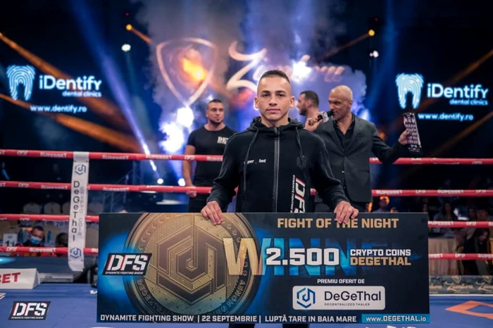 Călin Petrişor s-a ales cu un ce în valoare de 2.500 de DeGeThal. FOTO: Dynamite-Fighting-Show