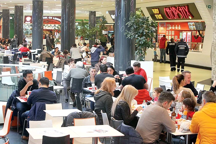 Zona de restaurante  era plină