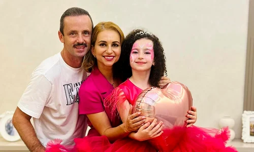 Simona Urzica si Marius Urzica, impreuna cu fiica lor, Yasmin   arhiva personala (1) jpg