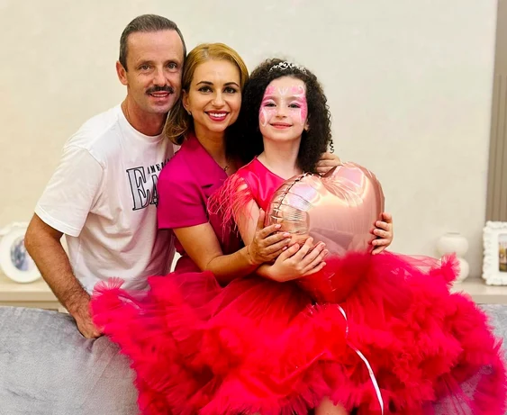 Simona Urzica si Marius Urzica, impreuna cu fiica lor, Yasmin   arhiva personala (1) jpg