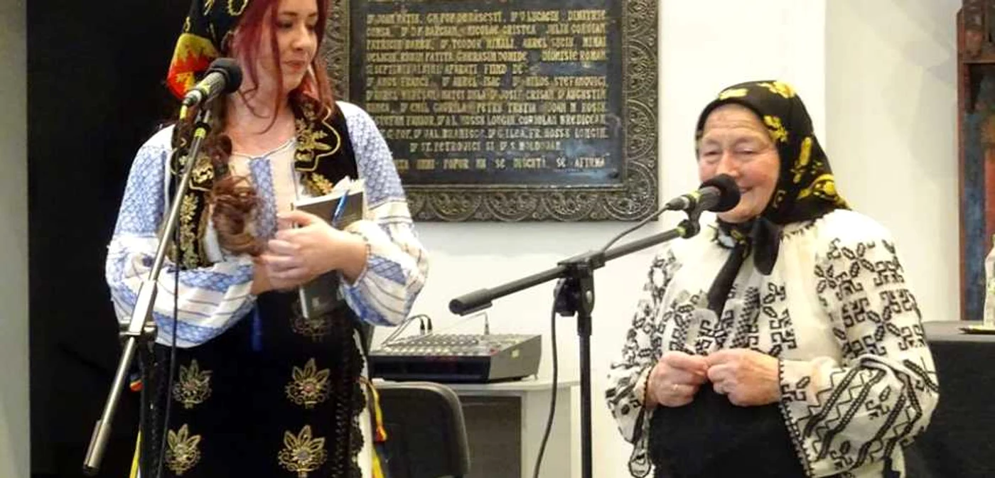 Bunică şi nepoată în costum popular. Bianca Tămaş a scris un roman plecând de la povestea de iubire dintre bunicii ei FOTO Facebook/Şcoala Ardeleană