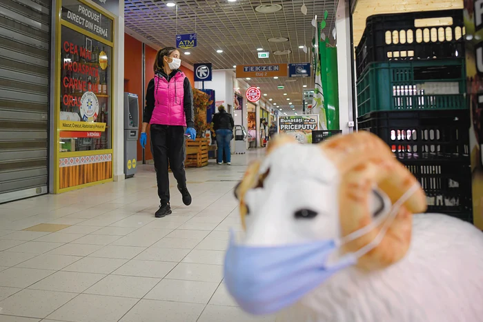 
    Specialiștii vă sfătuiesc să nu ignorați sfatul de a purta măști în spațiile publice  