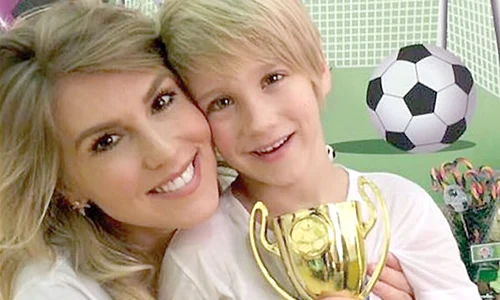 Corina şi a înscris  fiul la sport, căci e  energic ca un titirez jpeg