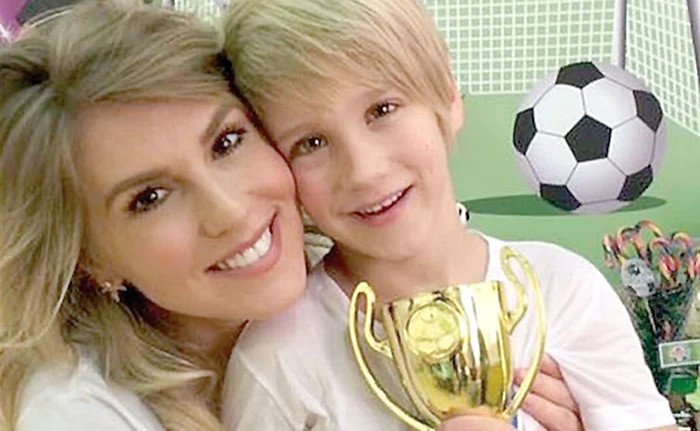 Corina şi-a înscris fiul la sport, căci e energic ca un titirez