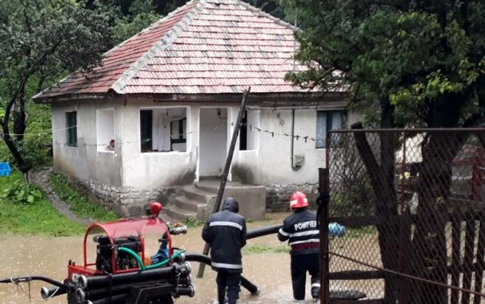 FOTO: A fost nevoie de intervenţia pompierilor pentru evacuarea apei din curţi