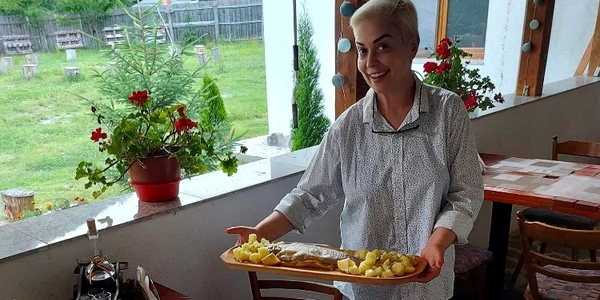 Monica Anghel își îmbie oaspeții cu bucate tradiționale la pensiune Sursa: Facebook 