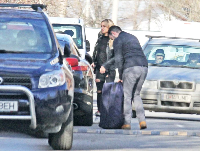 Un prieten apropiat i-a ajutat să scoată un bagaj din maşină