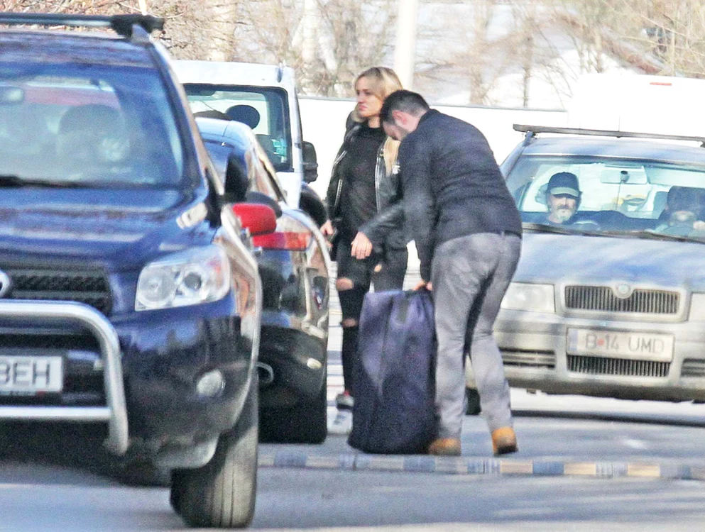 Un prieten apropiat i-a ajutat să scoată un bagaj din maşină